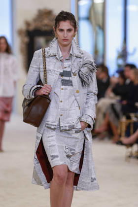 Chanel Collection Croisière 2026 2027 Chanel Cruise fashion show at the Casino municipal de Biarritz, France, on April 28, 2026 Olivier Borde Bestimage A model walks the runway at the Chanel Cruise 2025 fashion show at the Biarritz Municipal Casino, France, on April 28, 2026 Biarritz France  Copyright: xOLIVIERxBORDEx xBESTIMAGExOLIVIERxBORDEx xBESTIMAGEx