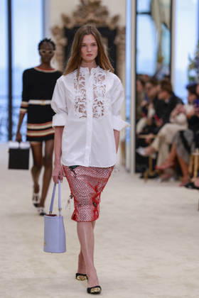 Chanel Collection Croisière 2026 2027 Chanel Cruise fashion show at the Casino municipal de Biarritz, France, on April 28, 2026 Olivier Borde Bestimage A model walks the runway at the Chanel Cruise 2025 fashion show at the Biarritz Municipal Casino, France, on April 28, 2026 Biarritz France  Copyright: xOLIVIERxBORDEx xBESTIMAGExOLIVIERxBORDEx xBESTIMAGEx