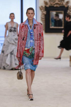 Chanel Collection Croisière 2026 2027 Chanel Cruise fashion show at the Casino municipal de Biarritz, France, on April 28, 2026 Olivier Borde Bestimage A model walks the runway at the Chanel Cruise 2025 fashion show at the Biarritz Municipal Casino, France, on April 28, 2026 Biarritz France  Copyright: xOLIVIERxBORDEx xBESTIMAGExOLIVIERxBORDEx xBESTIMAGEx
