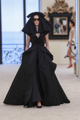 Chanel Collection Croisière 2026 2027 Chanel Cruise fashion show at the Casino municipal de Biarritz, France, on April 28, 2026 Olivier Borde Bestimage A model walks the runway at the Chanel Cruise 2025 fashion show at the Biarritz Municipal Casino, France, on April 28, 2026 Biarritz France  Copyright: xOLIVIERxBORDEx xBESTIMAGExOLIVIERxBORDEx xBESTIMAGEx