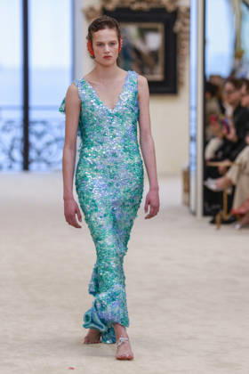 Chanel Collection Croisière 2026 2027 Chanel Cruise fashion show at the Casino municipal de Biarritz, France, on April 28, 2026 Olivier Borde Bestimage A model walks the runway at the Chanel Cruise 2025 fashion show at the Biarritz Municipal Casino, France, on April 28, 2026 Biarritz France  Copyright: xOLIVIERxBORDEx xBESTIMAGExOLIVIERxBORDEx xBESTIMAGEx