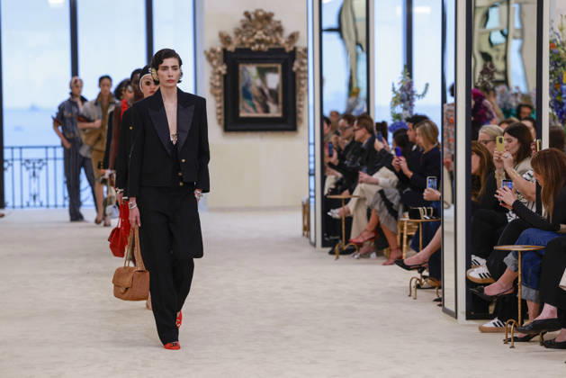 Chanel Collection Croisière 2026 2027 Chanel Cruise fashion show at the Casino municipal de Biarritz, France, on April 28, 2026 Olivier Borde Bestimage A model walks the runway at the Chanel Cruise 2025 fashion show at the Biarritz Municipal Casino, France, on April 28, 2026 Biarritz France  Copyright: xOLIVIERxBORDEx xBESTIMAGExOLIVIERxBORDEx xBESTIMAGEx