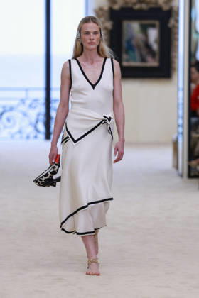Chanel N°2 Collection Croisière 2026 2027 Chanel Cruise fashion show at the Biarritz Municipal Casino, April 28, 2026 Olivier Borde Betimage A model walks the runway at the Chanel Cruise 2025 fashion show at the Biarritz Municipal Casino, France, on April 28, 2026 Biarritz France  Copyright: xOLIVIERxBORDEx xBESTIMAGExOLIVIERxBORDEx xBESTIMAGEx