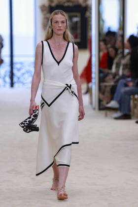 Chanel N°2 Collection Croisière 2026 2027 Chanel Cruise fashion show at the Biarritz Municipal Casino, April 28, 2026 Olivier Borde Betimage A model walks the runway at the Chanel Cruise 2025 fashion show at the Biarritz Municipal Casino, France, on April 28, 2026 Biarritz France  Copyright: xOLIVIERxBORDEx xBESTIMAGExOLIVIERxBORDEx xBESTIMAGEx