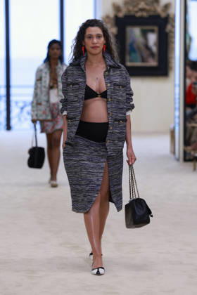 Chanel N°2 Collection Croisière 2026 2027 Chanel Cruise fashion show at the Biarritz Municipal Casino, April 28, 2026 Olivier Borde Betimage A model walks the runway at the Chanel Cruise 2025 fashion show at the Biarritz Municipal Casino, France, on April 28, 2026 Biarritz France  Copyright: xOLIVIERxBORDEx xBESTIMAGExOLIVIERxBORDEx xBESTIMAGEx