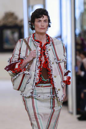 Chanel N°2 Collection Croisière 2026 2027 Chanel Cruise fashion show at the Biarritz Municipal Casino, April 28, 2026 Olivier Borde Betimage A model walks the runway at the Chanel Cruise 2025 fashion show at the Biarritz Municipal Casino, France, on April 28, 2026 Biarritz France  Copyright: xOLIVIERxBORDEx xBESTIMAGExOLIVIERxBORDEx xBESTIMAGEx