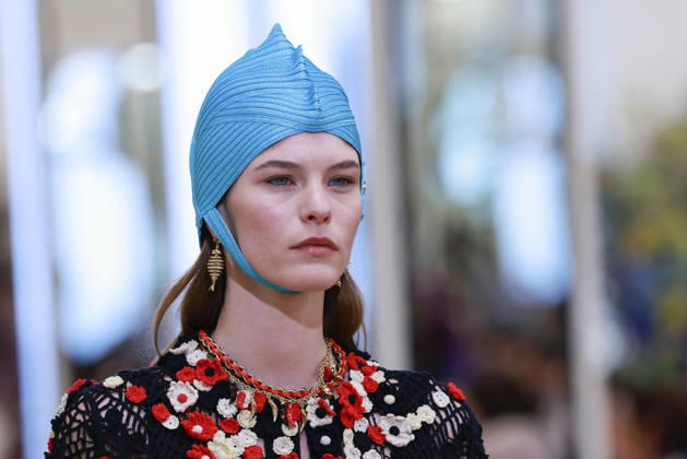 Chanel N°2 Collection Croisière 2026 2027 Chanel Cruise fashion show at the Biarritz Municipal Casino, April 28, 2026 Olivier Borde Betimage A model walks the runway at the Chanel Cruise 2025 fashion show at the Biarritz Municipal Casino, France, on April 28, 2026 Biarritz France  Copyright: xOLIVIERxBORDEx xBESTIMAGExOLIVIERxBORDEx xBESTIMAGEx
