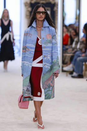 Chanel N°2 Collection Croisière 2026 2027 Chanel Cruise fashion show at the Biarritz Municipal Casino, April 28, 2026 Olivier Borde Betimage A model walks the runway at the Chanel Cruise 2025 fashion show at the Biarritz Municipal Casino, France, on April 28, 2026 Biarritz France  Copyright: xOLIVIERxBORDEx xBESTIMAGExOLIVIERxBORDEx xBESTIMAGEx