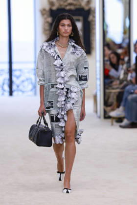 Chanel N°2 Collection Croisière 2026 2027 Chanel Cruise fashion show at the Biarritz Municipal Casino, April 28, 2026 Olivier Borde Betimage A model walks the runway at the Chanel Cruise 2025 fashion show at the Biarritz Municipal Casino, France, on April 28, 2026 Biarritz France  Copyright: xOLIVIERxBORDEx xBESTIMAGExOLIVIERxBORDEx xBESTIMAGEx
