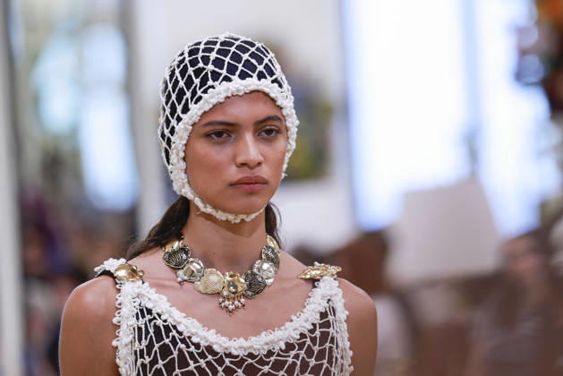 Chanel N°2 Collection Croisière 2026 2027 Chanel Cruise fashion show at the Biarritz Municipal Casino, April 28, 2026 Olivier Borde Betimage A model walks the runway at the Chanel Cruise 2025 fashion show at the Biarritz Municipal Casino, France, on April 28, 2026 Biarritz France  Copyright: xOLIVIERxBORDEx xBESTIMAGExOLIVIERxBORDEx xBESTIMAGEx