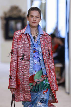 Chanel N°2 Collection Croisière 2026 2027 Chanel Cruise fashion show at the Biarritz Municipal Casino, April 28, 2026 Olivier Borde Betimage A model walks the runway at the Chanel Cruise 2025 fashion show at the Biarritz Municipal Casino, France, on April 28, 2026 Biarritz France  Copyright: xOLIVIERxBORDEx xBESTIMAGExOLIVIERxBORDEx xBESTIMAGEx
