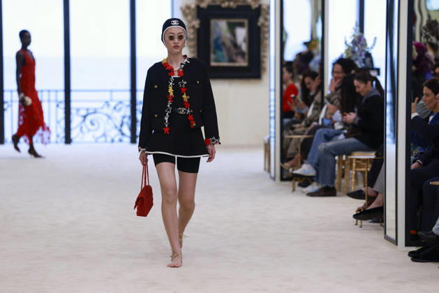 Chanel N°2 Collection Croisière 2026 2027 Chanel Cruise fashion show at the Biarritz Municipal Casino, April 28, 2026 Olivier Borde Betimage A model walks the runway at the Chanel Cruise 2025 fashion show at the Biarritz Municipal Casino, France, on April 28, 2026 Biarritz France  Copyright: xOLIVIERxBORDEx xBESTIMAGExOLIVIERxBORDEx xBESTIMAGEx
