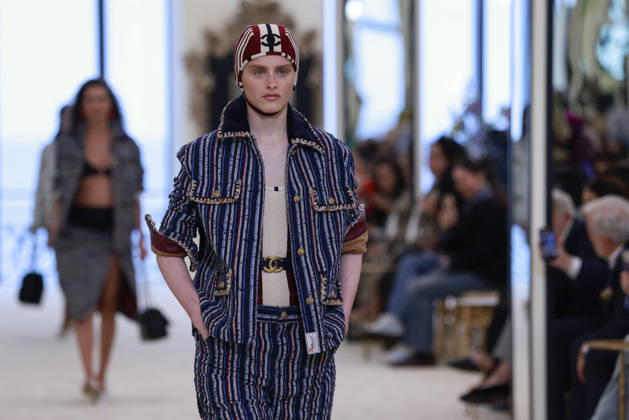 Chanel N°2 Collection Croisière 2026 2027 Chanel Cruise fashion show at the Biarritz Municipal Casino, April 28, 2026 Olivier Borde Betimage A model walks the runway at the Chanel Cruise 2025 fashion show at the Biarritz Municipal Casino, France, on April 28, 2026 Biarritz France  Copyright: xOLIVIERxBORDEx xBESTIMAGExOLIVIERxBORDEx xBESTIMAGEx