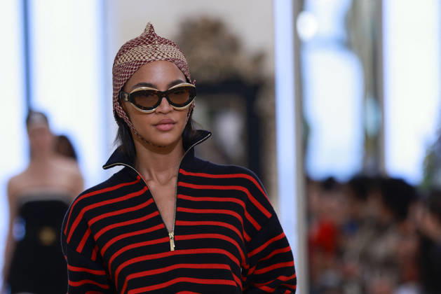 Chanel N°2 Collection Croisière 2026 2027 Chanel Cruise fashion show at the Biarritz Municipal Casino, April 28, 2026 Olivier Borde Betimage A model walks the runway at the Chanel Cruise 2025 fashion show at the Biarritz Municipal Casino, France, on April 28, 2026 Biarritz France  Copyright: xOLIVIERxBORDEx xBESTIMAGExOLIVIERxBORDEx xBESTIMAGEx
