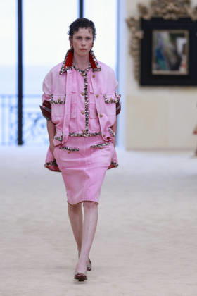 Chanel N°2 Collection Croisière 2026 2027 Chanel Cruise fashion show at the Biarritz Municipal Casino, April 28, 2026 Olivier Borde Betimage A model walks the runway at the Chanel Cruise 2025 fashion show at the Biarritz Municipal Casino, France, on April 28, 2026 Biarritz France  Copyright: xOLIVIERxBORDEx xBESTIMAGExOLIVIERxBORDEx xBESTIMAGEx