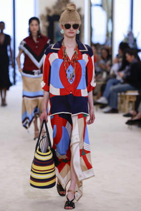Chanel N°2 Collection Croisière 2026 2027 Chanel Cruise fashion show at the Biarritz Municipal Casino, April 28, 2026 Olivier Borde Betimage A model walks the runway at the Chanel Cruise 2025 fashion show at the Biarritz Municipal Casino, France, on April 28, 2026 Biarritz France  Copyright: xOLIVIERxBORDEx xBESTIMAGExOLIVIERxBORDEx xBESTIMAGEx