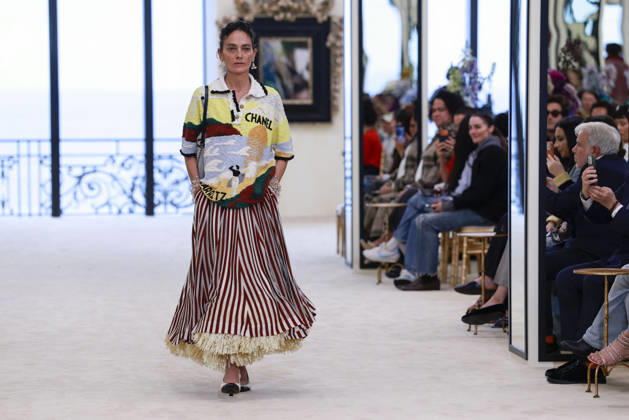 Chanel N°2 Collection Croisière 2026 2027 Chanel Cruise fashion show at the Biarritz Municipal Casino, April 28, 2026 Olivier Borde Betimage A model walks the runway at the Chanel Cruise 2025 fashion show at the Biarritz Municipal Casino, France, on April 28, 2026 Biarritz France  Copyright: xOLIVIERxBORDEx xBESTIMAGExOLIVIERxBORDEx xBESTIMAGEx