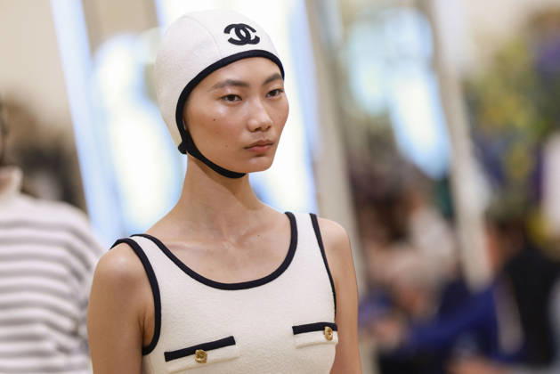 Chanel N°2 Collection Croisière 2026 2027 Chanel Cruise fashion show at the Biarritz Municipal Casino, April 28, 2026 Olivier Borde Betimage A model walks the runway at the Chanel Cruise 2025 fashion show at the Biarritz Municipal Casino, France, on April 28, 2026 Biarritz France  Copyright: xOLIVIERxBORDEx xBESTIMAGExOLIVIERxBORDEx xBESTIMAGEx