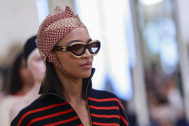 Chanel N°2 Collection Croisière 2026 2027 Chanel Cruise fashion show at the Biarritz Municipal Casino, April 28, 2026 Olivier Borde Betimage A model walks the runway at the Chanel Cruise 2025 fashion show at the Biarritz Municipal Casino, France, on April 28, 2026 Biarritz France  Copyright: xOLIVIERxBORDEx xBESTIMAGExOLIVIERxBORDEx xBESTIMAGEx