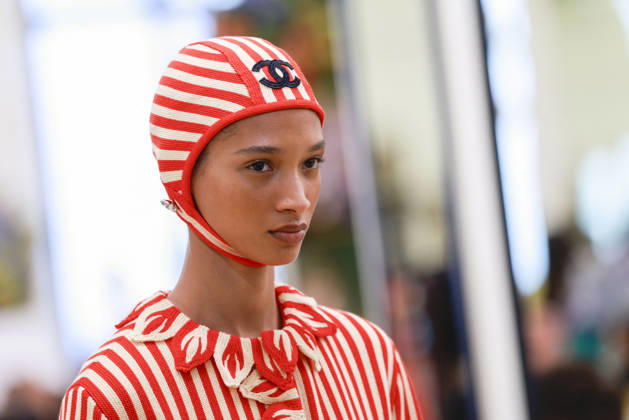 Chanel N°2 Collection Croisière 2026 2027 Chanel Cruise fashion show at the Biarritz Municipal Casino, April 28, 2026 Olivier Borde Betimage A model walks the runway at the Chanel Cruise 2025 fashion show at the Biarritz Municipal Casino, France, on April 28, 2026 Biarritz France  Copyright: xOLIVIERxBORDEx xBESTIMAGExOLIVIERxBORDEx xBESTIMAGEx