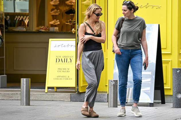 Exclusive Kate Hudson strolls around Paris, France, in a casual outfit with friends on April 28, 2026 Bestimage Exclusive Kate Hudson strolls around Paris, France, in a casual outfit with friends on April 28, 2026 Paris France  Copyright: xAgencex xBestimagexAgencex xBestimagex