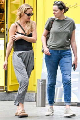 Exclusive Kate Hudson strolls around Paris, France, in a casual outfit with friends on April 28, 2026 Bestimage Exclusive Kate Hudson strolls around Paris, France, in a casual outfit with friends on April 28, 2026 Paris France  Copyright: xAgencex xBestimagexAgencex xBestimagex