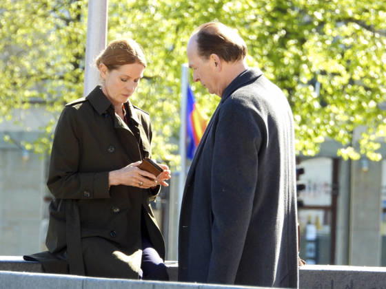 CNTV KANZLEI- Esther Schweins und Herbert Knaup die Schauspieler am Set beim Dreh zu neuen folgen der ARD TV Serie Die Kanzlei Drehort am Flaggenplatz auf dem Hamburger Jungfernstieg am 28.04.2026 in Hamburg Hamburg Deutschland