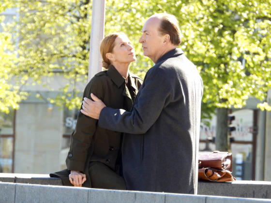 CNTV KANZLEI- Esther Schweins und Herbert Knaup die Schauspieler am Set beim Dreh zu neuen folgen der ARD TV Serie Die Kanzlei Drehort am Flaggenplatz auf dem Hamburger Jungfernstieg am 28.04.2026 in Hamburg Hamburg Deutschland