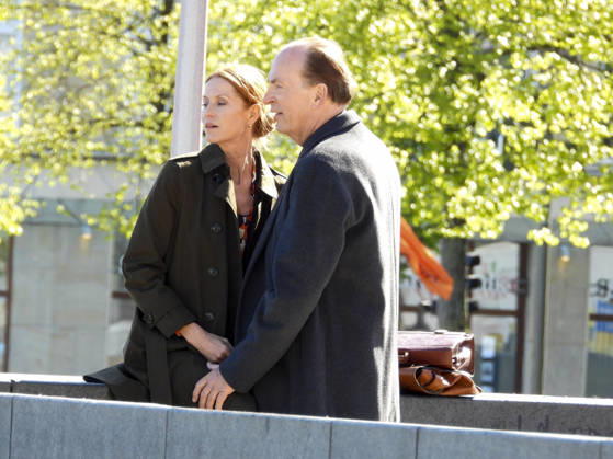 CNTV KANZLEI- Esther Schweins und Herbert Knaup die Schauspieler am Set beim Dreh zu neuen folgen der ARD TV Serie Die Kanzlei Drehort am Flaggenplatz auf dem Hamburger Jungfernstieg am 28.04.2026 in Hamburg Hamburg Deutschland