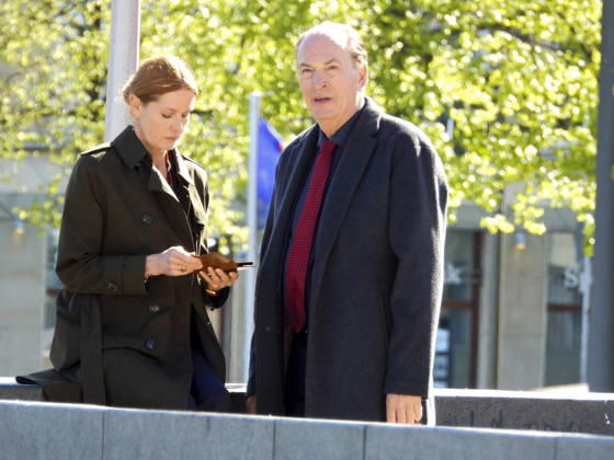 CNTV KANZLEI- Esther Schweins und Herbert Knaup die Schauspieler am Set beim Dreh zu neuen folgen der ARD TV Serie Die Kanzlei Drehort am Flaggenplatz auf dem Hamburger Jungfernstieg am 28.04.2026 in Hamburg Hamburg Deutschland