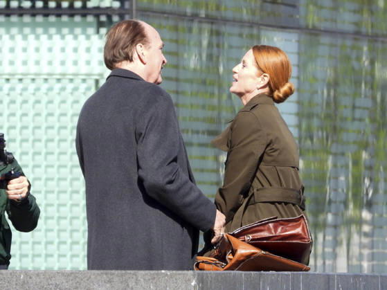 CNTV KANZLEI- Esther Schweins und Herbert Knaup die Schauspieler am Set beim Dreh zu neuen folgen der ARD TV Serie Die Kanzlei Drehort am Flaggenplatz auf dem Hamburger Jungfernstieg am 28.04.2026 in Hamburg Hamburg Deutschland