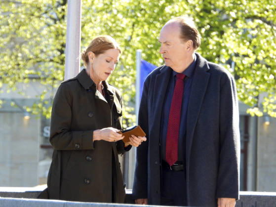 CNTV KANZLEI- Esther Schweins und Herbert Knaup die Schauspieler am Set beim Dreh zu neuen folgen der ARD TV Serie Die Kanzlei Drehort am Flaggenplatz auf dem Hamburger Jungfernstieg am 28.04.2026 in Hamburg Hamburg Deutschland