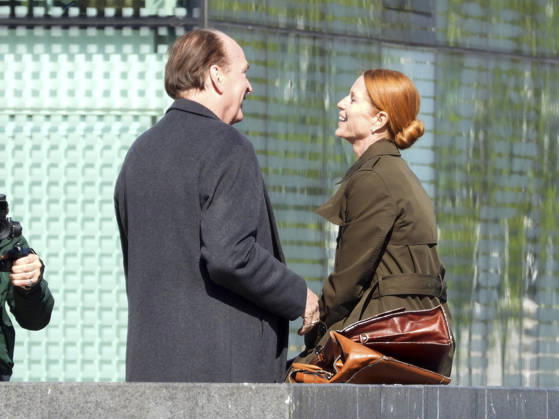 CNTV KANZLEI- Esther Schweins und Herbert Knaup die Schauspieler am Set beim Dreh zu neuen folgen der ARD TV Serie Die Kanzlei Drehort am Flaggenplatz auf dem Hamburger Jungfernstieg am 28.04.2026 in Hamburg Hamburg Deutschland