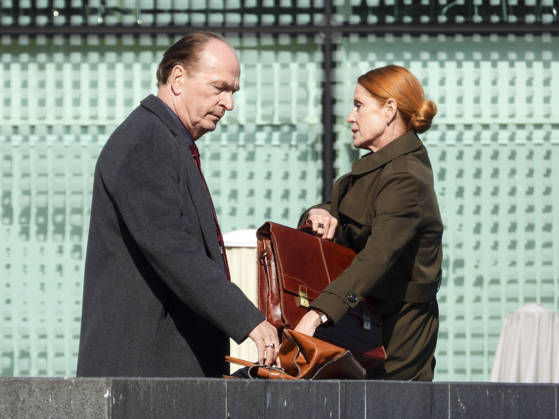 CNTV KANZLEI- Esther Schweins und Herbert Knaup die Schauspieler am Set beim Dreh zu neuen folgen der ARD TV Serie Die Kanzlei Drehort am Flaggenplatz auf dem Hamburger Jungfernstieg am 28.04.2026 in Hamburg Hamburg Deutschland