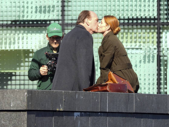 CNTV KANZLEI- Esther Schweins und Herbert Knaup Kuss die Schauspieler am Set beim Dreh zu neuen folgen der ARD TV Serie Die Kanzlei Drehort am Flaggenplatz auf dem Hamburger Jungfernstieg am 28.04.2026 in Hamburg Hamburg Deutschland