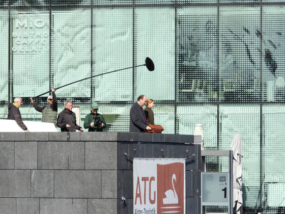 CNTV KANZLEI- Esther Schweins und Herbert Knaup die Schauspieler am Set beim Dreh zu neuen folgen der ARD TV Serie Die Kanzlei Drehort am Flaggenplatz auf dem Hamburger Jungfernstieg am 28.04.2026 in Hamburg Hamburg Deutschland