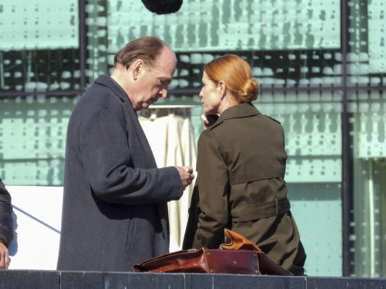 CNTV KANZLEI- Esther Schweins und Herbert Knaup die Schauspieler am Set beim Dreh zu neuen folgen der ARD TV Serie Die Kanzlei Drehort am Flaggenplatz auf dem Hamburger Jungfernstieg am 28.04.2026 in Hamburg Hamburg Deutschland
