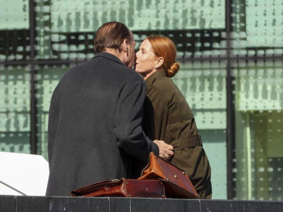 CNTV KANZLEI- Esther Schweins und Herbert Knaup die Schauspieler am Set beim Dreh zu neuen folgen der ARD TV Serie Die Kanzlei Drehort am Flaggenplatz auf dem Hamburger Jungfernstieg am 28.04.2026 in Hamburg Hamburg Deutschland
