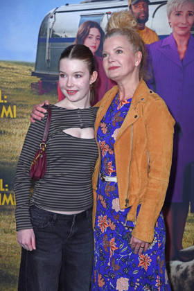 Eva Imhof mit Tochter Luisa Imhof bei Premiere von GLENNKILL: EIN SCHAFSKRIMI im Kino in der Kulturbrauerei in Berlin am 28.04.2026