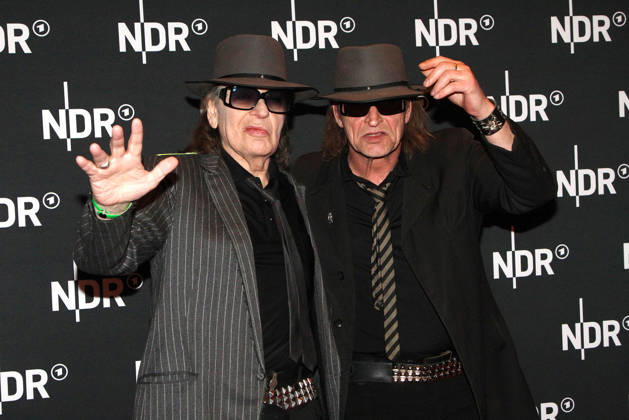 Udo Lindenberg und sein Doppelgaenger bei der Premiere vom ARD Doku Film UDO Rebell. Rockstar. Ikone (ab 10. Mai 2026 in der ARD Mediathek) am 28.04.2026 in die Astor Filmlounge in Hamburg Udo Lindenberg at the premiere of the ARD documentary film UDO Rebel. Rockstar. Icon (available in the ARD Mediathek from May 10, 2026) on April 28, 2026 at the Astor Film Lounge in Hamburg, Germany Lindenbergs UDO Rebell. Rockstar. Ikone. ARD Filmdoku Premiere in Hamburg