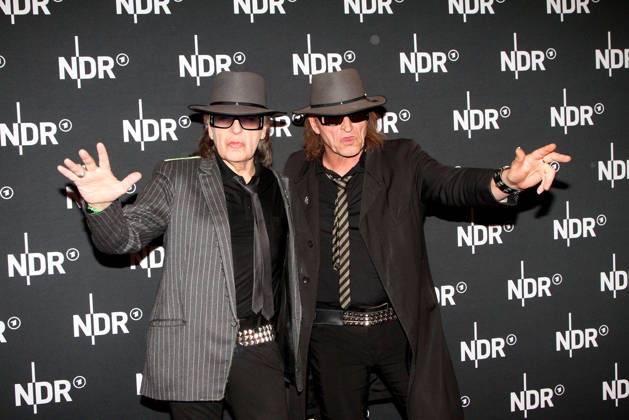 Udo Lindenberg und sein Doppelgaenger bei der Premiere vom ARD Doku Film UDO Rebell. Rockstar. Ikone (ab 10. Mai 2026 in der ARD Mediathek) am 28.04.2026 in die Astor Filmlounge in Hamburg Udo Lindenberg and his lookalike at the premiere of the ARD documentary film UDO Rebel. Rockstar. Icon (available in the ARD Mediathek from May 10, 2026) on April 28, 2026 at the Astor Film Lounge in Hamburg. Lindenbergs UDO Rebell. Rockstar. Ikone. ARD Filmdoku Premiere in Hamburg