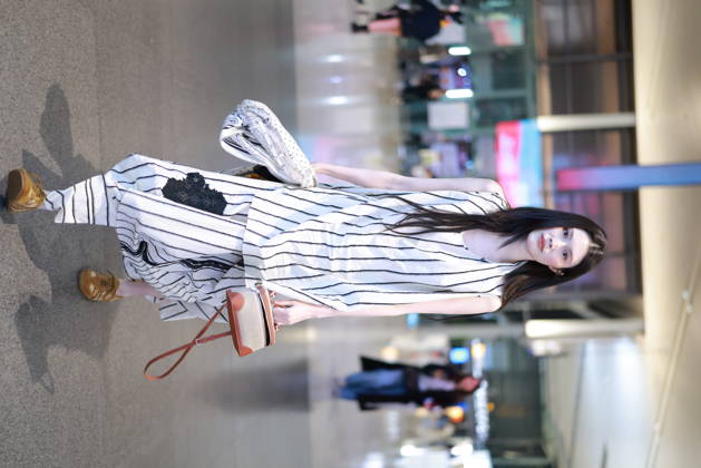 Entertainment Bilder des Tages #2 SHANGHAI, CHINA - APRIL 28: Model Sui He is seen at an airport on April 28, 2026 in Shanghai, China.  Copyright: xVCGx 111637911139