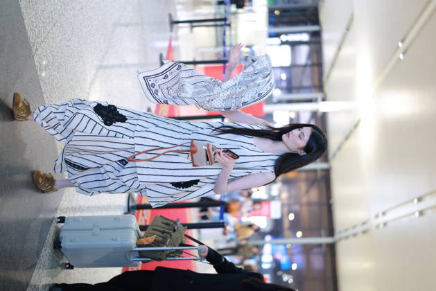 SHANGHAI, CHINA - APRIL 28: Model Sui He is seen at an airport on April 28, 2026 in Shanghai, China.  Copyright: xVCGx 111637911141