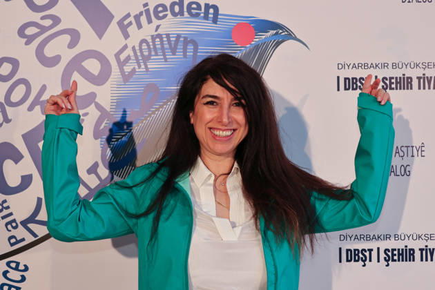 Director Berfin Zenderlioglu at the Amed International Theater Festival in Diyarbakir, Turkey - 28 Apr 2026 Director and actress Berfin Zenderlioglu is seen during the event. Renowned Kurdish director and actress Berfin Zenderlioglu attended the 11th Amed International Theater Festival, organized by the Diyarbak?r Metropolitan Municipality and the Amed City Theater in the Turkish city of Diyarbakir. Diyarbakir Turkey Copyright: xMehmetxMasumxSuerx xSOPAxImagesx Berfin05_MMSuer