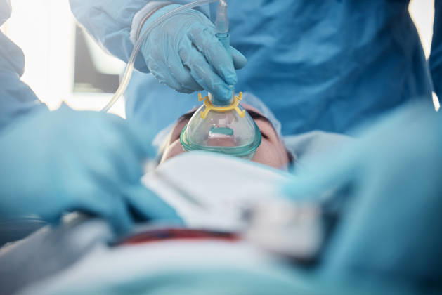 Doctors, surgery and oxygen mask with a medicine team in scrubs operating on a man patient in a hospital. Doctor, nurse and teamwork with a medical group in a clinic to perform an emergency operation. (License=RF) ,model released, Symbolfoto  Copyright: xZoonar.com YurixArcursxpeopleimages.comx 19556065 ,model released, Symbolfoto ,property released