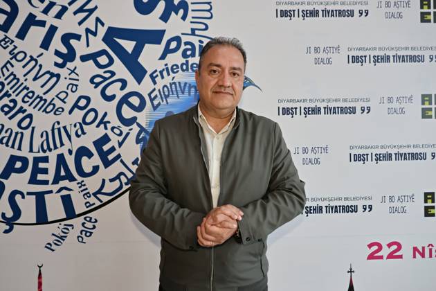 Dilshad Mustafa at the Amed International Theatre Festival in Diyarbakir, Turkey - 28 Apr 2026 Dr. Dilshad Mustafa is seen at Sezai Karakoc Culture Center. Dr. Dilshad Mustafa, a faculty member at the Department of Film at Sulaimani University in Iraq s Federal Kurdistan Region, participated in the 11th Amed International Theatre Festival organized by the Metropolitan Municipality of Diyarbakir, Turkey, and the Amed City Theatre. Mustafa participated as a speaker in a panel on Performing Theatre under War Conditions . Diyarbakir Turkey Copyright: xMehmetxMasumxSuerx xSOPAxImagesx Dilshad02_MMSuer