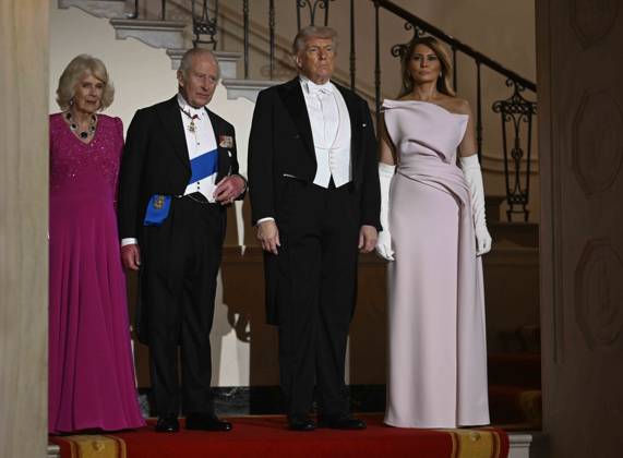 April 28, 2026, Washington, District Of Columbia, USA: WASHINGTON, DC - APRIL 28: President Donald Trump and first lady Melania Trump pose for a photo with Britain s King Charles III and Queen Camilla before a state dinner at the White House on Tuesday, April 28, 2026 in Washington, D.C. Charles spoke to a joint session of Congress earlier in the day, and attended several events with U.S. President Donald Trump Washington USA - ZUMAs152 20260428_faa_s152_302 Copyright: xCraigxHudsonx-xPoolxviaxCNPx