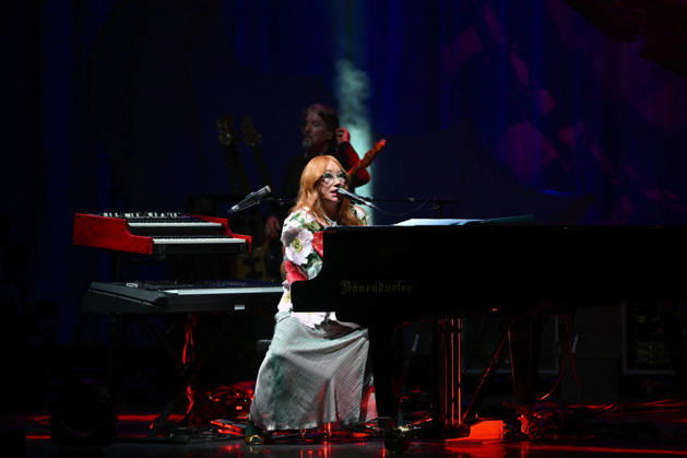 Tori Amos Performs At L Olympia - Paris Tori Amos performs at the l Olympia in Paris, France on April 28, 2026. Photo by Christophe Meng ABACAPRESS.COM Paris Ile-de-France France  Copyright: xMengxChristophe ABACAx