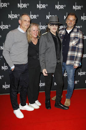 Gast, Christiane Hintz, Udo Lindenberg und Marc Brasse bei der Premiere des ARD-Dokumentarfilms Udo! Rebell. Rockstar. Ikone. in der Astor Filmlounge Hafencity. Hamburg, 28.04.2026