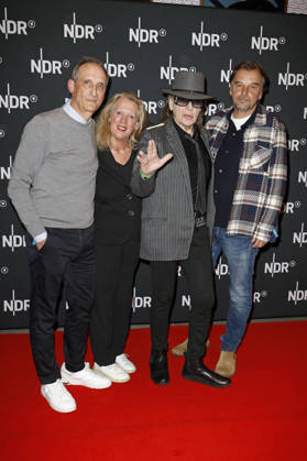 Gast, Christiane Hintz, Udo Lindenberg und Marc Brasse bei der Premiere des ARD-Dokumentarfilms Udo! Rebell. Rockstar. Ikone. in der Astor Filmlounge Hafencity. Hamburg, 28.04.2026
